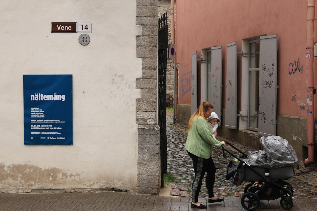 Parent with a young child in a city setting, illustrating planning routes and breaks when travelling with a stroller