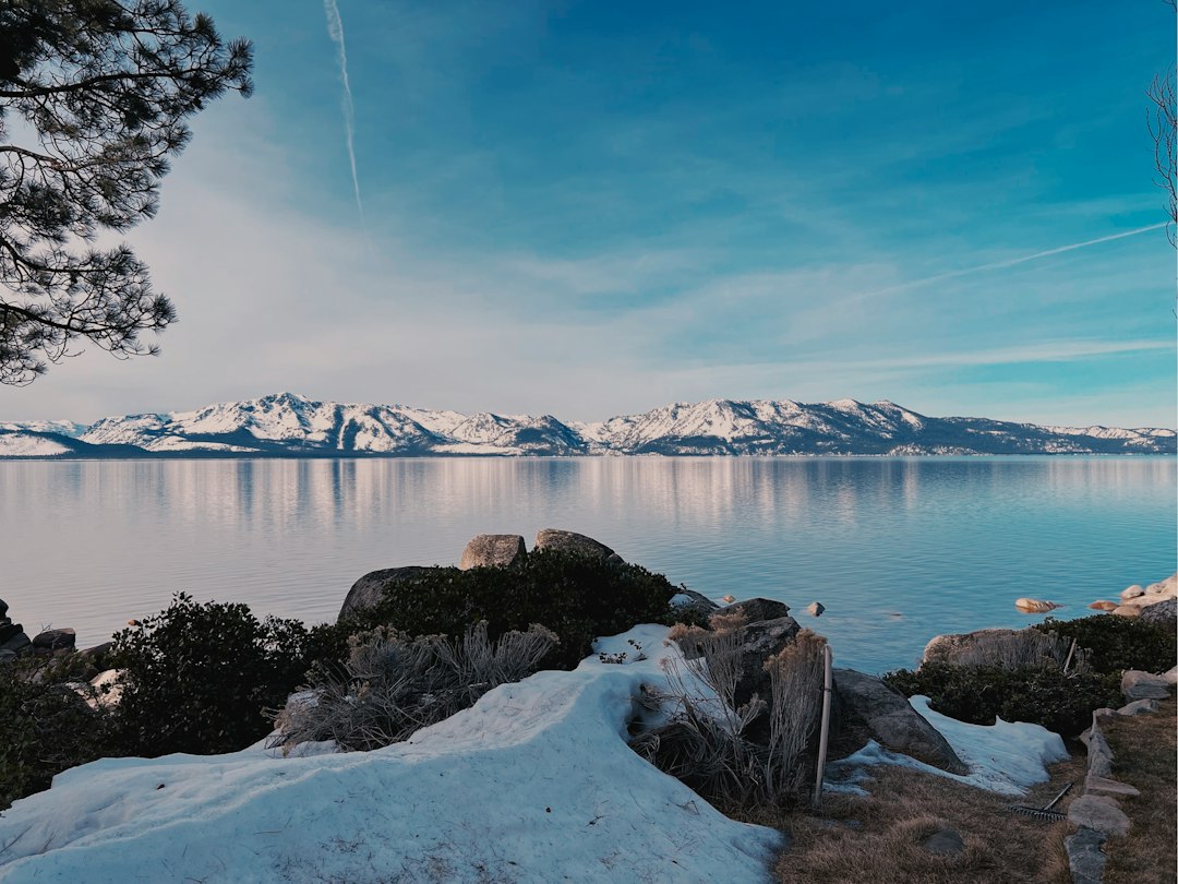 Snowy mountains and lake scenery near Lake Tahoe